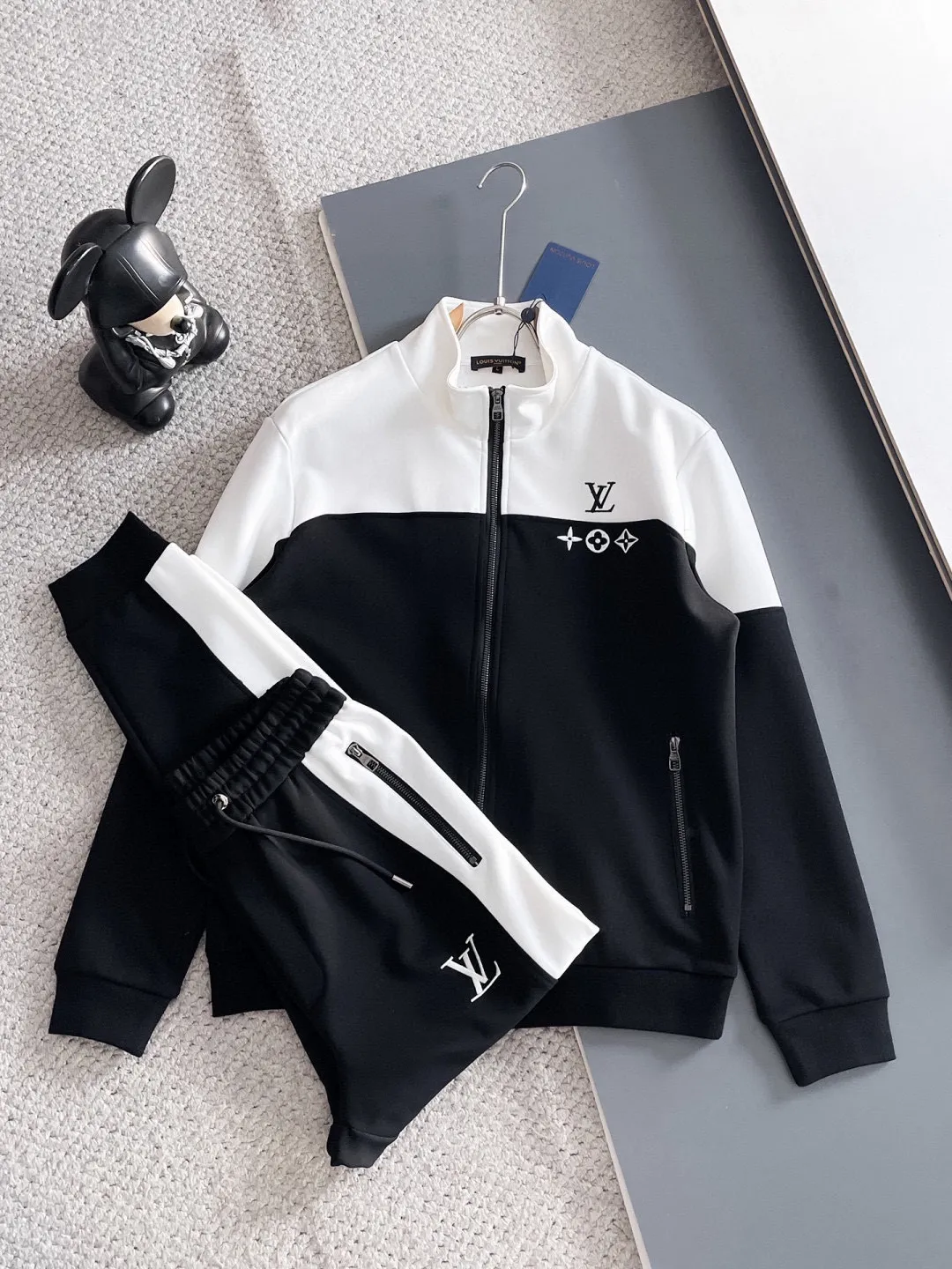 🅿️720 LV hot-selling suit is coming. Focus on the original version of the official website. 2025 new hot-selling cardigan suit. The original order is the best. 🇭🇰The meticulous work of top designers. It has a fitting and perfect upper body effect. All-natural high-quality Tencel Roman cotton 100%, close-fitting comfort, noble and elegant! Original hardware embodies elegance and nobility! Counter size: M-3XL (maximum wear up to 190 pounds)